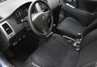 Подержанный автомобиль Suzuki Liana Sedan 2006 года (10 фото)