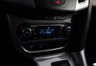 Подержанный автомобиль Ford Focus Hatchback 2013 года (14 фото)