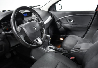 Подержанный автомобиль Renault Fluence 2011 года (9 фото)