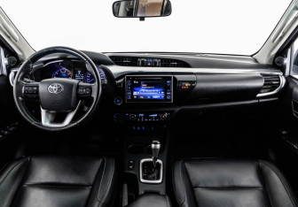 Подержанный автомобиль Toyota Hilux 2016 года (10 фото)