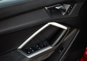 Подержанный автомобиль Audi Q3 2021 года (23 фото)