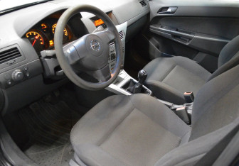 Подержанный автомобиль Opel Astra Sedan 2009 года (10 фото)