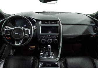 Подержанный автомобиль Jaguar E-Pace 2019 года (13 фото)