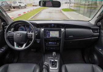 Подержанный автомобиль Toyota Fortuner 2020 года (10 фото)