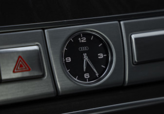 Подержанный автомобиль Audi A8 2011 года (19 фото)