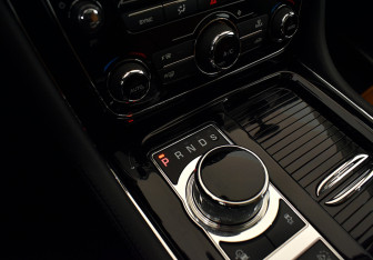 Подержанный автомобиль Jaguar XJ 2016 года (81 фото)