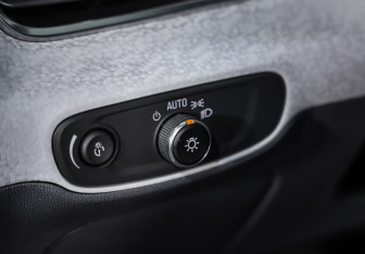 Подержанный автомобиль Chevrolet Bolt 2017 года (19 фото)
