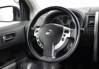 Подержанный автомобиль Nissan X-Trail 2008 года (14 фото)