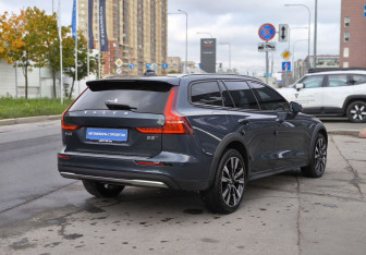 Подержанный автомобиль Volvo V60 Cross Country 2023 года (4 фото)