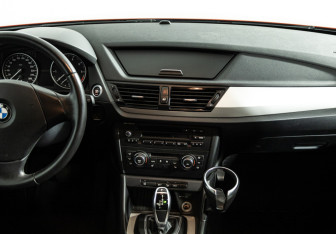 Подержанный автомобиль BMW X1 2013 года (14 фото)