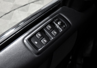 Подержанный автомобиль Land Rover Discovery 2012 года (10 фото)
