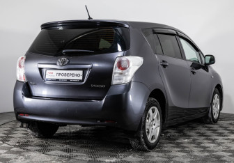 Подержанный автомобиль Toyota Verso 2011 года (5 фото)