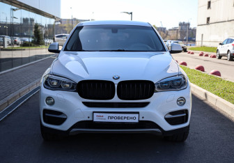 Подержанный автомобиль BMW X6 2015 года (2 фото)