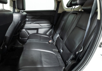 Подержанный автомобиль Mitsubishi Outlander 2015 года (10 фото)