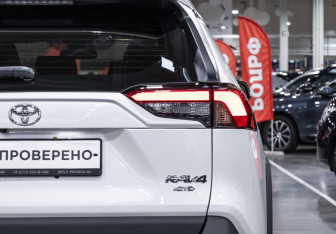 Подержанный автомобиль Toyota RAV4 2022 года (16 фото)