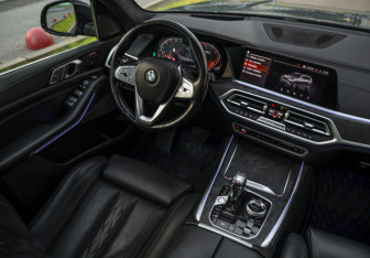 Подержанный автомобиль BMW X7 2019 года (10 фото)