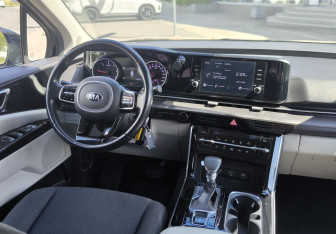 Подержанный автомобиль Kia Carnival 2021 года (13 фото)