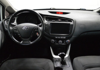 Подержанный автомобиль Kia Ceed Hatchback 2015 года (13 фото)