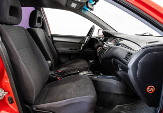 Подержанный автомобиль Mitsubishi Lancer Wagon 2004 года (14 фото)