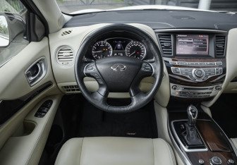 Подержанный автомобиль Infiniti QX60 2017 года (13 фото)