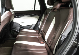 Подержанный автомобиль Geely Monjaro 2023 года (10 фото)