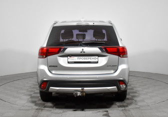 Подержанный автомобиль Mitsubishi Outlander 2017 года (6 фото)