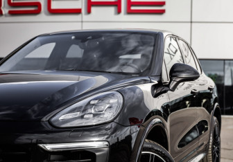 Подержанный автомобиль Porsche Cayenne 2015 года (2 фото)