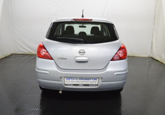 Подержанный автомобиль Nissan Tiida Hatchback 2010 года (6 фото)