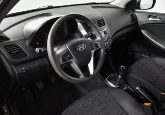 Подержанный автомобиль Hyundai Solaris Hatchback 2015 года (9 фото)