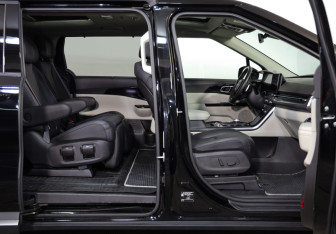 Подержанный автомобиль Kia Carnival 2022 года (30 фото)