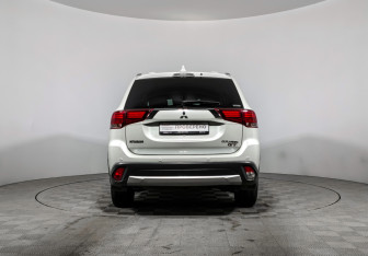 Подержанный автомобиль Mitsubishi Outlander 2017 года (6 фото)