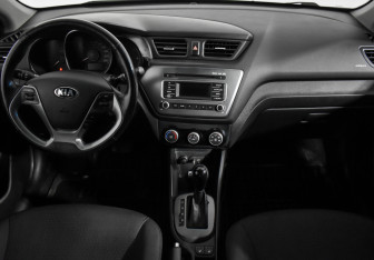 Подержанный автомобиль Kia Rio Hatchback 2015 года (15 фото)