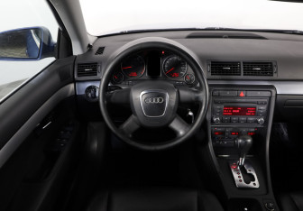 Подержанный автомобиль Audi A4 Sedan 2006 года (10 фото)