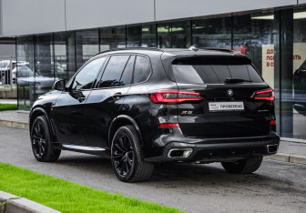 Подержанный автомобиль BMW X5 2020 года (8 фото)
