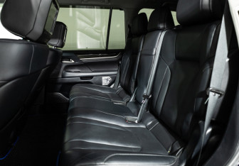 Подержанный автомобиль Lexus LX 2015 года (10 фото)