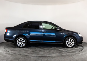Подержанный автомобиль Volkswagen Jetta Sedan 2010 года (4 фото)