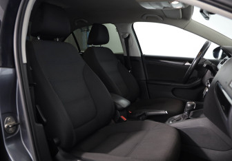 Подержанный автомобиль Volkswagen Jetta Sedan 2012 года (10 фото)