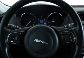 Подержанный автомобиль Jaguar F-Pace 2016 года (19 фото)