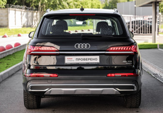 Подержанный автомобиль Audi Q7 2019 года (7 фото)