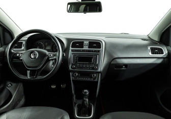 Подержанный автомобиль Volkswagen Polo Sedan 2016 года (13 фото)