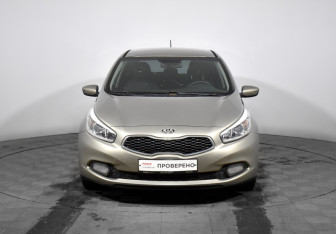 Подержанный автомобиль Kia Ceed Hatchback 2013 года (2 фото)