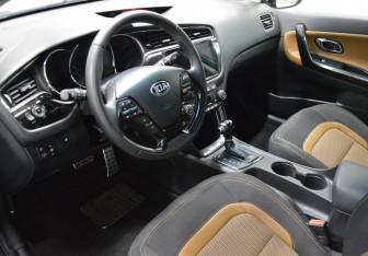 Подержанный автомобиль Kia Ceed Wagon 2016 года (10 фото)