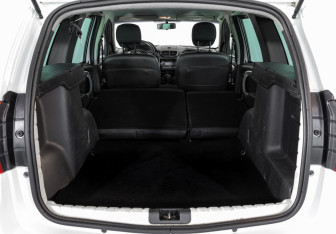 Подержанный автомобиль Nissan Terrano 2014 года (16 фото)