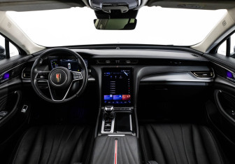 Подержанный автомобиль Hongqi H5 2024 года (12 фото)