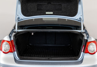 Подержанный автомобиль Volkswagen Passat Sedan 2006 года (18 фото)