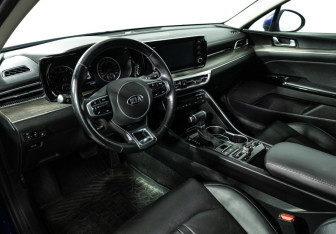 Подержанный автомобиль Kia K5 2020 года (11 фото)