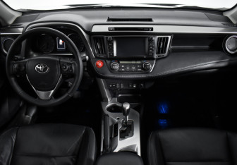 Подержанный автомобиль Toyota RAV4 2018 года (10 фото)