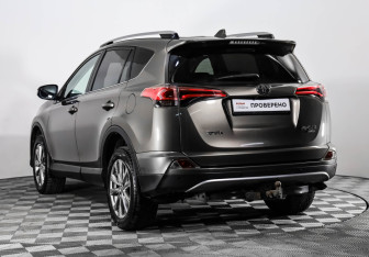 Подержанный автомобиль Toyota RAV4 2017 года (9 фото)