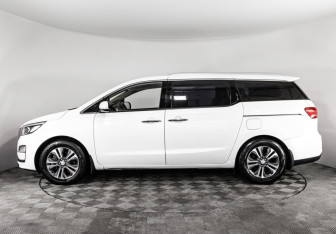 Подержанный автомобиль Kia Carnival 2019 года (8 фото)