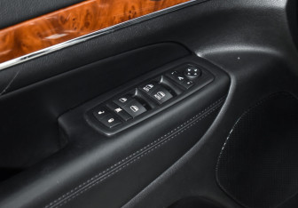 Подержанный автомобиль Jeep Grand Cherokee 2012 года (10 фото)